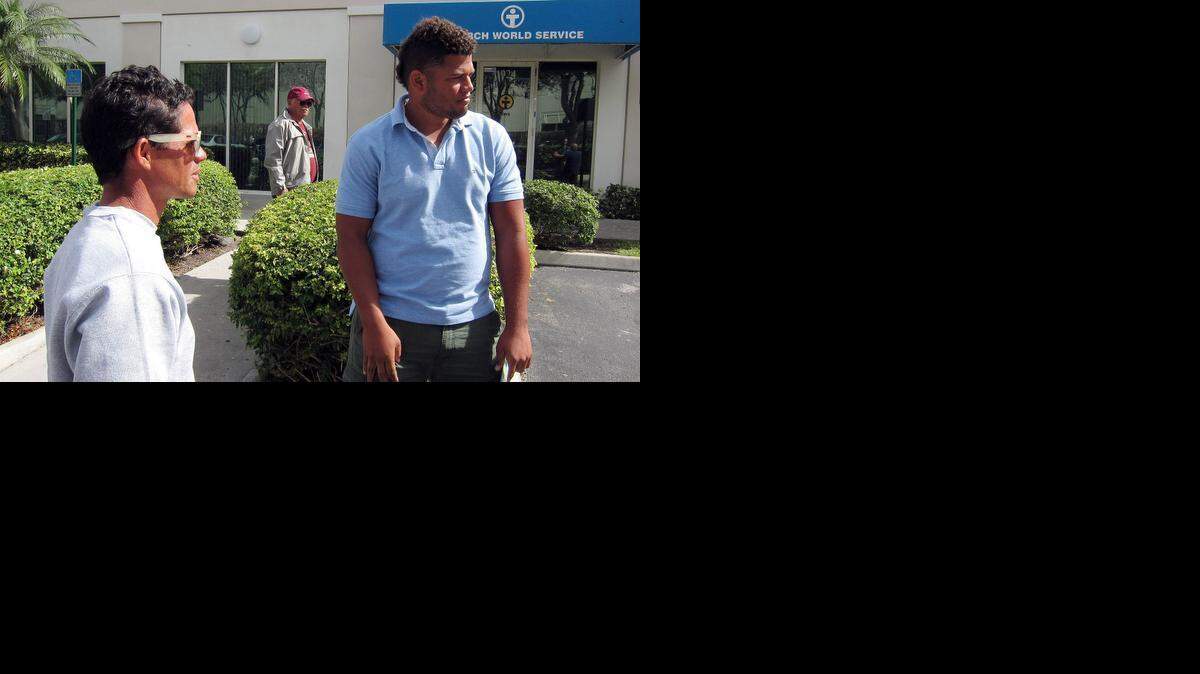 
Hernán Alvarez (der.) y Manolbis Téllez hablan frente a las oficinas del Church World Service, en Doral, el 28 de enero.
