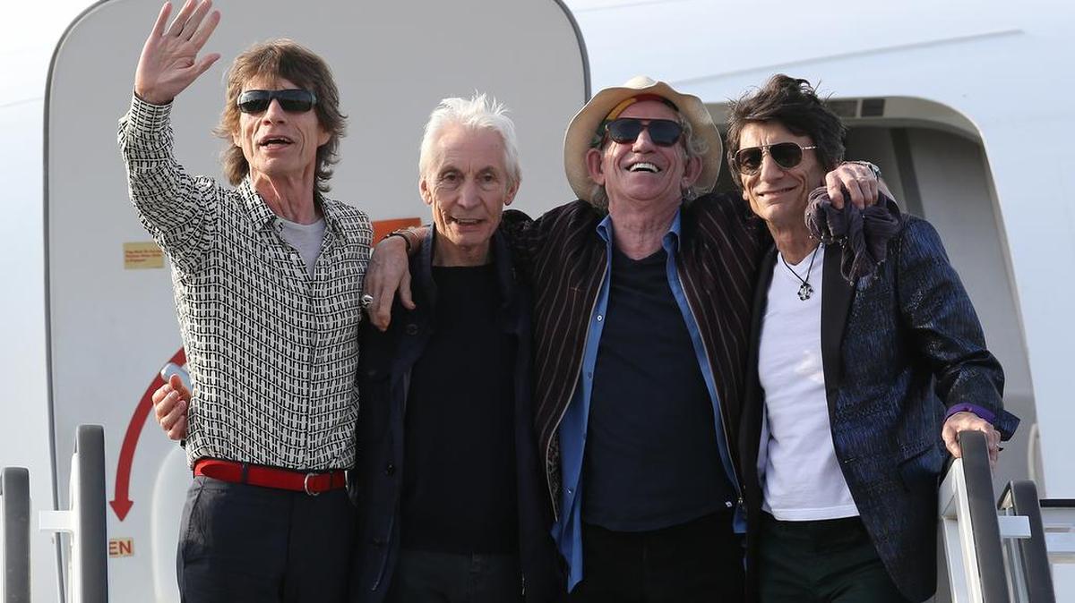 La banda británica de rock The Rolling Stones son recibidos por el viceministro cubano de Cultura, Abel Acosta (d), a su arribo este jueves 24 de marzo de 21016, a La Habana (Cuba), donde ofrecerán mañana un histórico concierto gratuito y que se espera multitudinario al ser el primero del grupo en Cuba.