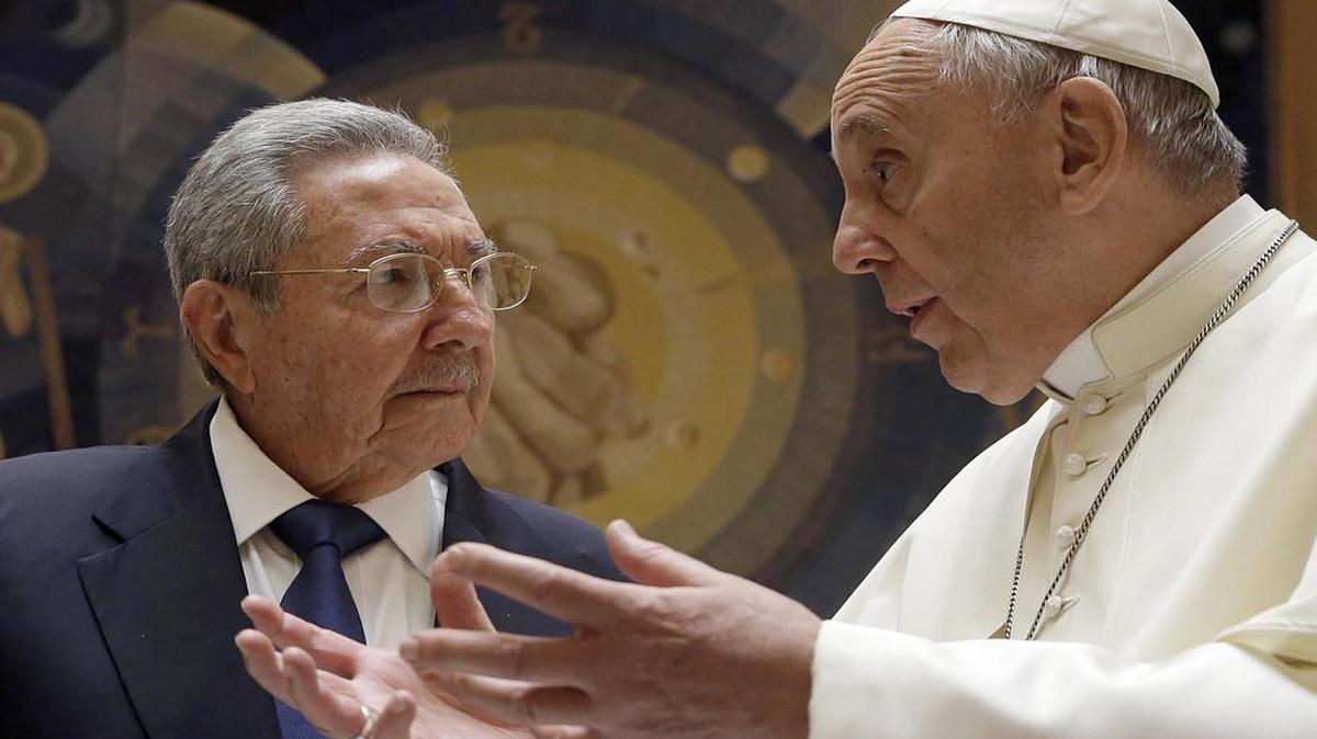 
El gobernante de Cuba, Raúl Castro, elogió este domingo al papa Francisco por “su sabiduría y su modestia”, aseguró que lee “todos sus discursos” y dijo que “si sigue así”, él mismo regresará a la Iglesia Católica.

