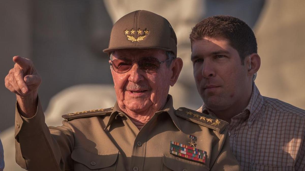 El gobernante cubano Raúl Castro, junto a su nieto y guardaespaldas, Raúl Rodríguez Castro, asiste al desfile del 1 de mayo en la Plaza de la Revolución de La Habana.