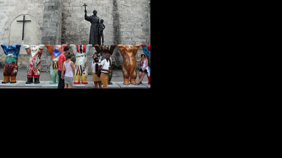 
Varias personas recorren la muestra United Buddy Bears, conformada por más de 120 esculturas de osos que representan a diferentes países, durante su inauguración el viernes 16 de enero de 2015, en la Plaza de San Francisco, en La Habana Vieja (Cuba). En el proyecto United Buddy Bears, los osos proponen un mensaje de tolerancia y comprensión entre todos los pueblos, culturas y religiones del mundo.
