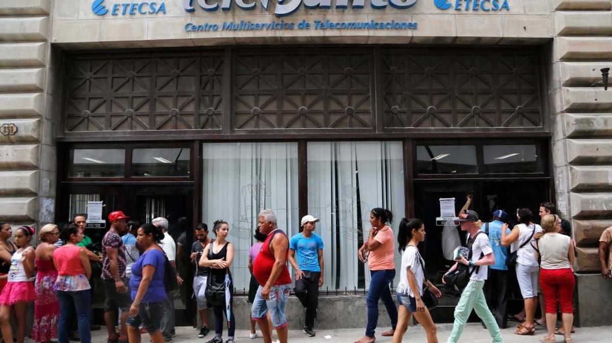 
Personas esperan su turno en julio para ingresar a una oficina de la estatal de telecomunicaciones Etecsa, en La Habana.


