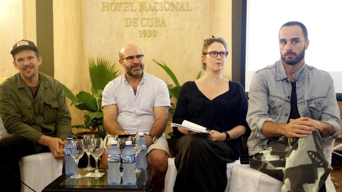 De izquierda a derecha, los guionistas del Instituto Sundance de Estados Unidos Ethan Hawke, Scott Burns, Erin Cressida Wilson y el chileno Sebastián Silva participan este viernes 4 de diciembre de 2015, en un taller de escritura de guión como parte de las diferentes actividades programadas en el 37 Festival de Cine Latinoamericano de La Habana (Cuba).