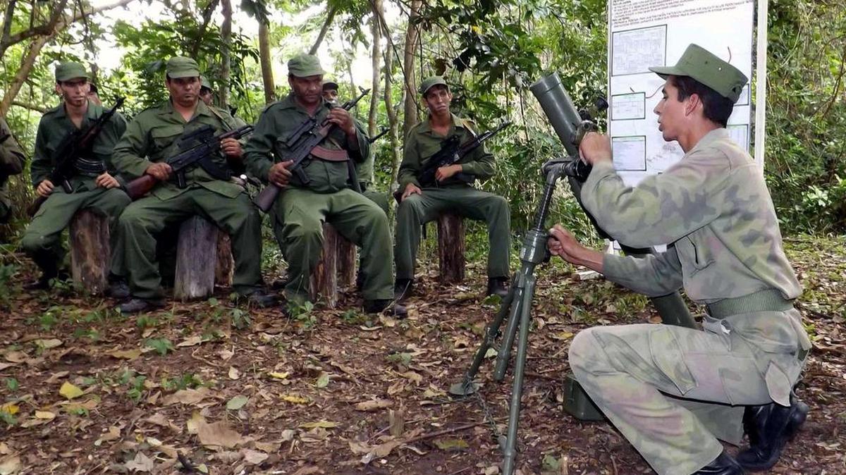 Fuerzas militares cubanas participan en un ejercicio cerca de La Habana en esta imagen de archivo. Suspendidas por algunos años, las costiosas maniobras se harán de nuevo coincidiendo con la elección de Donald trump como presidente de EEUU.