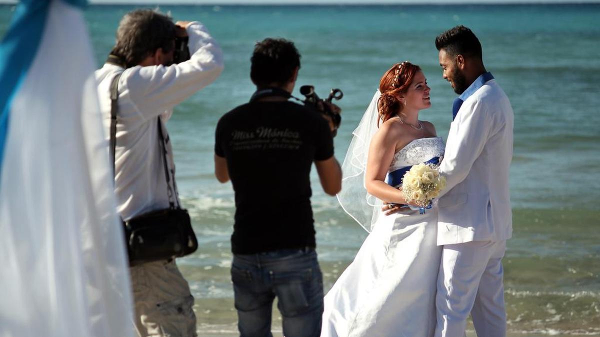 Fotografía del 11 de febrero de 2017, de una pareja de recién casados en la playa de Tarará, organizada por la compañía privada "Miss Mónica", en La Habana (Cuba).