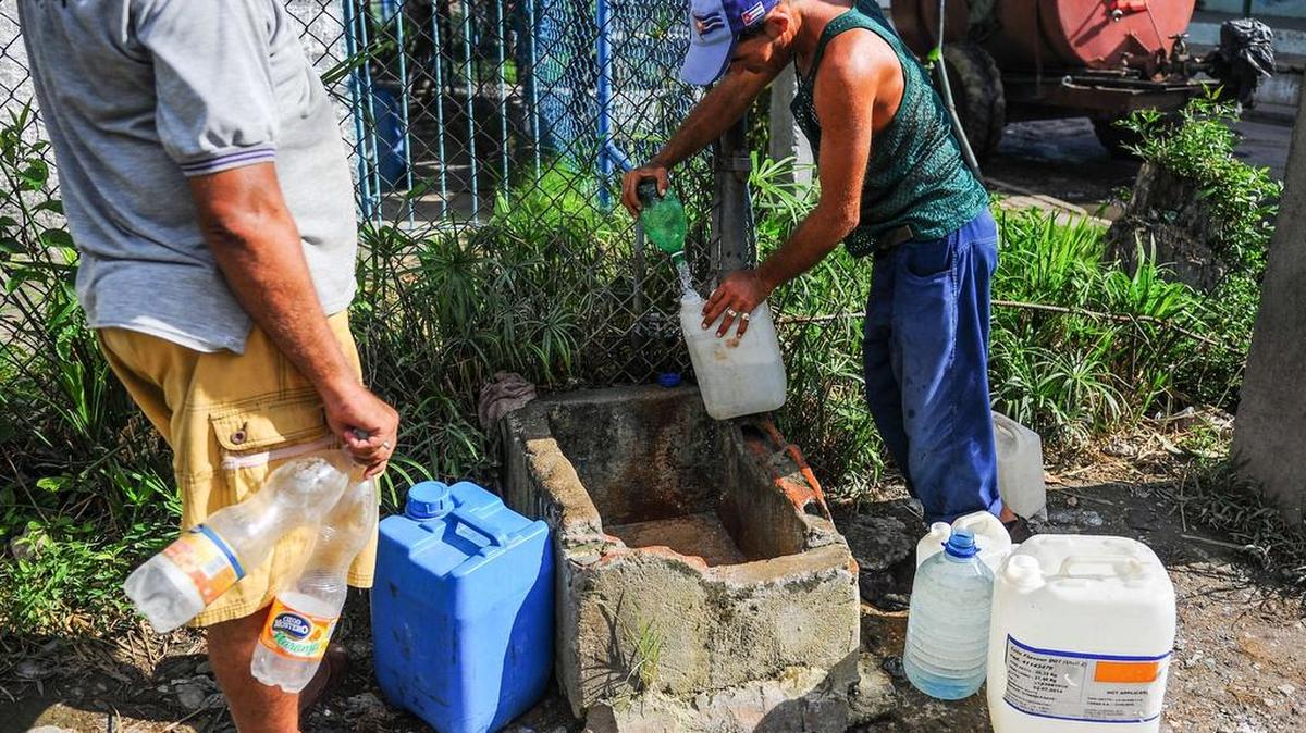 
La Defensa Civil llamó a los cubanos a adoptar medidas de emergencia para ahorrar agua ante la severa sequía, que afecta el suministro de agua en los hogares, la agricultura y la industria en toda la isla, debido a la falta de lluvias.
 
