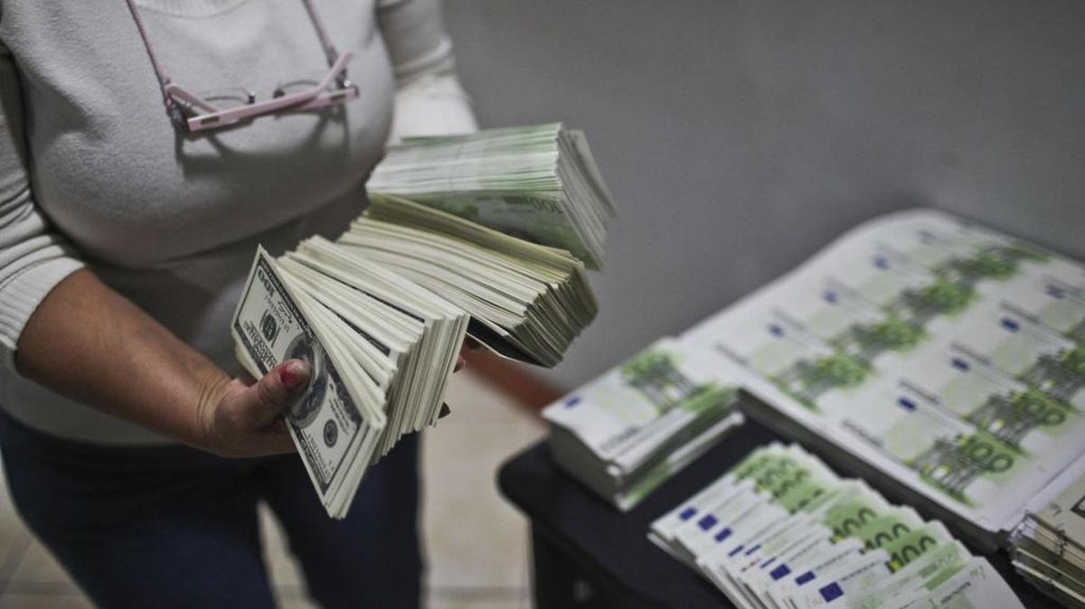 Vista de la falsificación de billetes en dólares y euros confiscado por autoridades en el 2013.