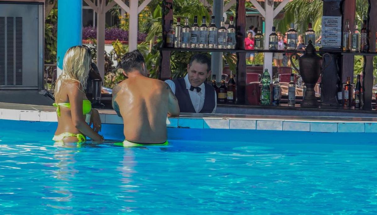 Turistas disfrutan de la piscina en el Hotel Santa Lucia en la provincia de Camaguey, Cuba, el 18 de octubre de 2017.