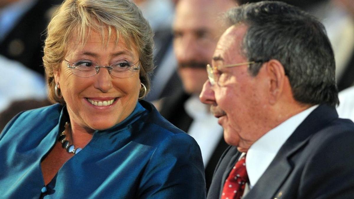 La presidenta de Chile, Michelle Bachelet, con Raúl Castro el 12 de febrero del 2009 en la inauguración de la Feria del Libro de La Habana.