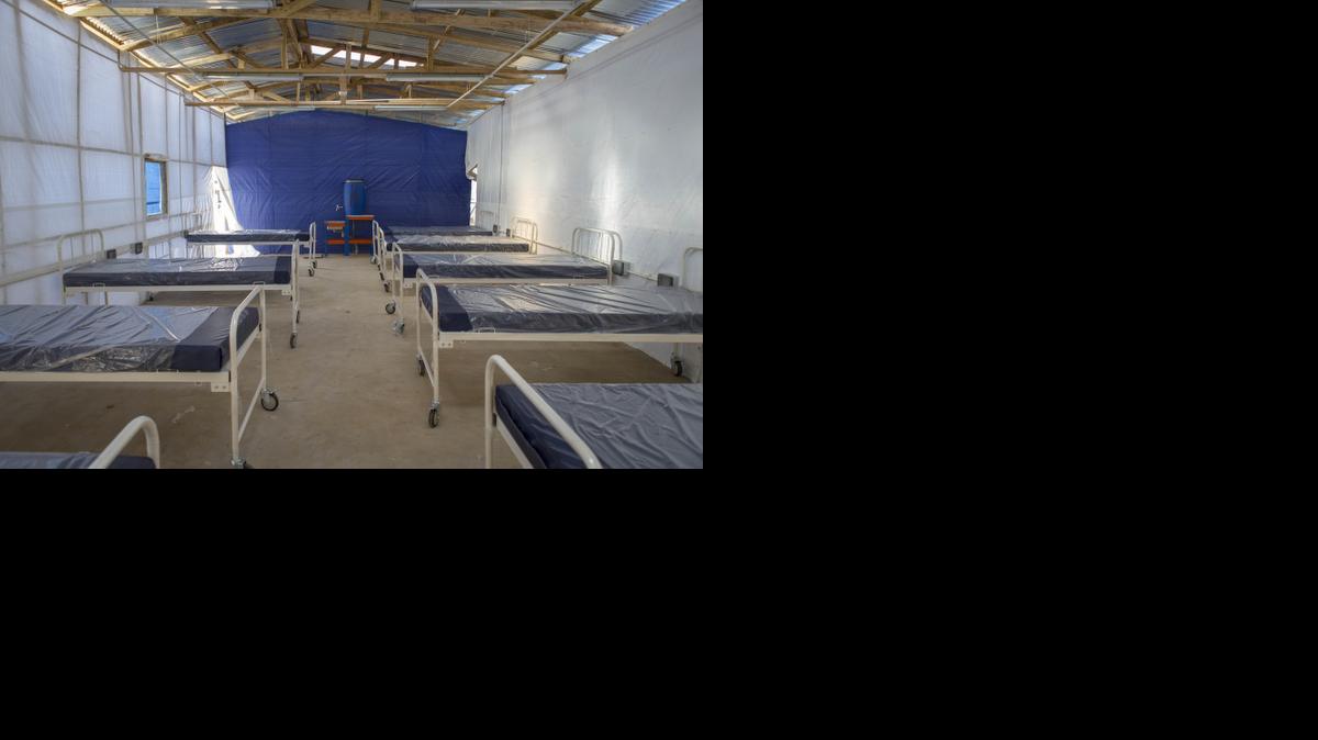 
Alrededor de 60 médicos y enfermeros cubanos conformaban la mayor parte del personal del nuevo hospital construido cerca de la capital, en Kerry Town, por el ejercito británico y administrado por la ONG Save the Children. El centro se encontraba “a prueba” antes de llenar las 92 camas de las que dispone y a inicios de la semana solo tenía 7 pacientes.



