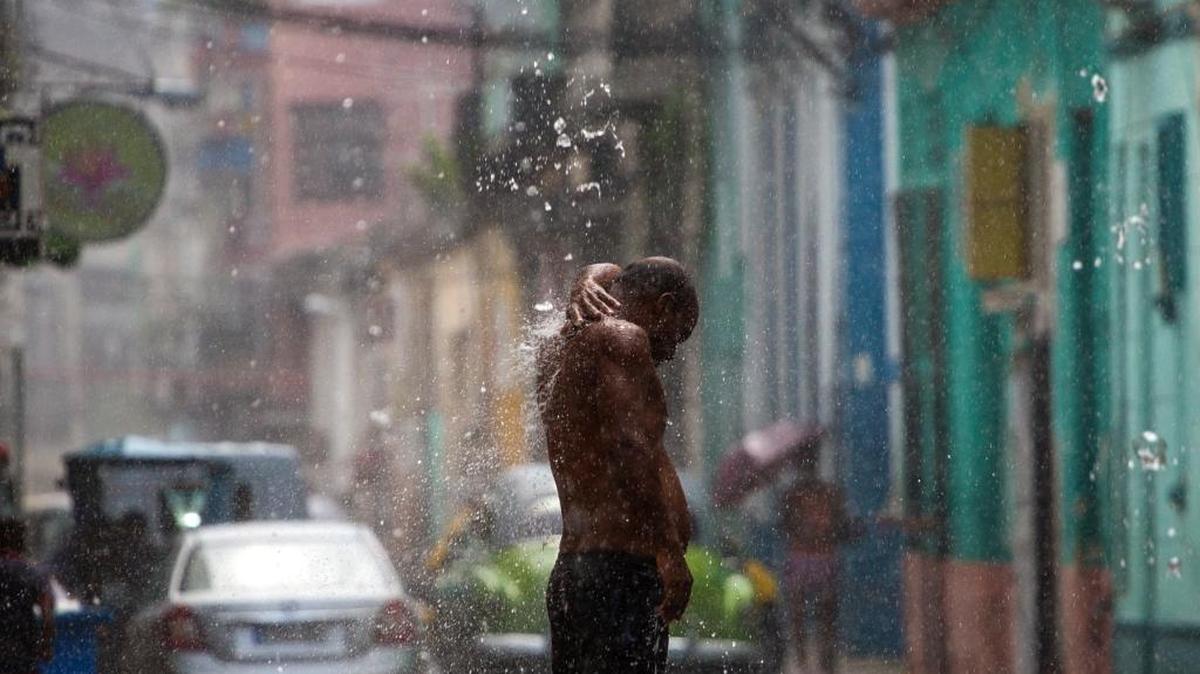 Un persona se baña con el agua proveniente de una tubería en La Habana, el 27 de julio.