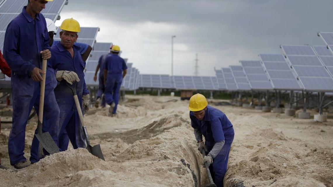 Trabajadores instalan una línea de alto voltaje que llevará la electricidad generada por paneles solares en la primera instalación de su tipo en Cantarrana, Cienfuegos. Los nuevos cambios normativos permitirían a firmas estadounidenses de ingeniería y diseño participar en ese tipo de proyectos de infraestructura en Cuba.