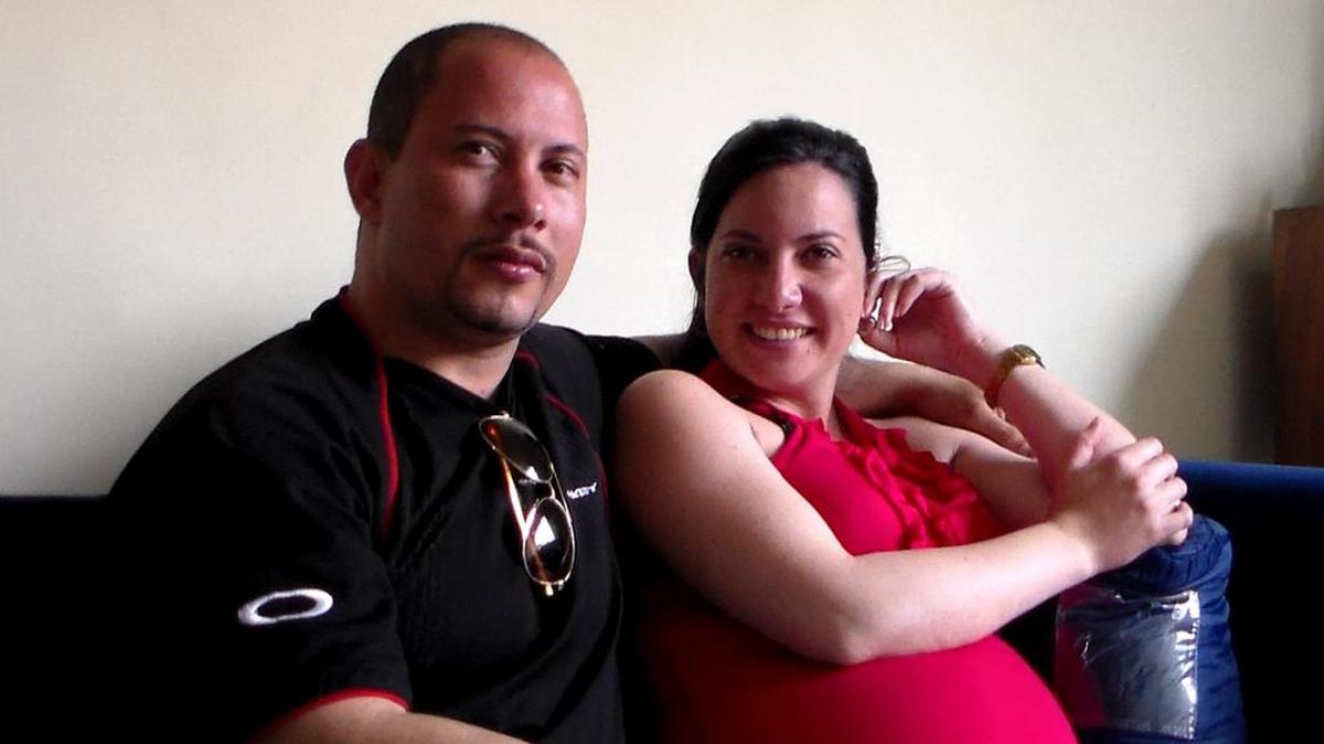 
La odontóloga cubana Ailen García, con 27 semanas de gestación, junto al optometrista Yunior Socarrás en Bogotá.

