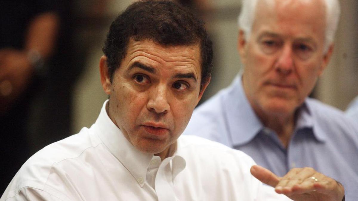 El congresista demócrata por Texas, Henry Cuellar (i) durante una reunión en el Ayuntamiento de Mission, en Texas, el 18 de julio del 2014.