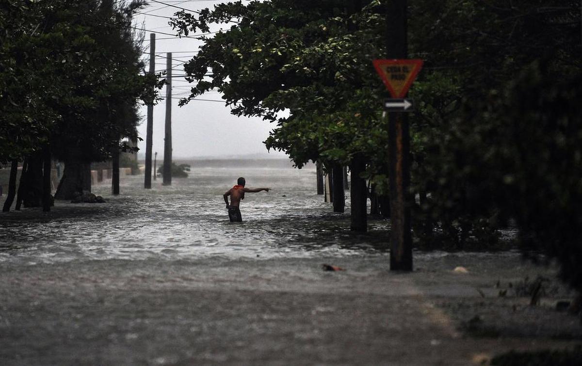 Un hombre trata de cruzar una calle inundada en La Habana.