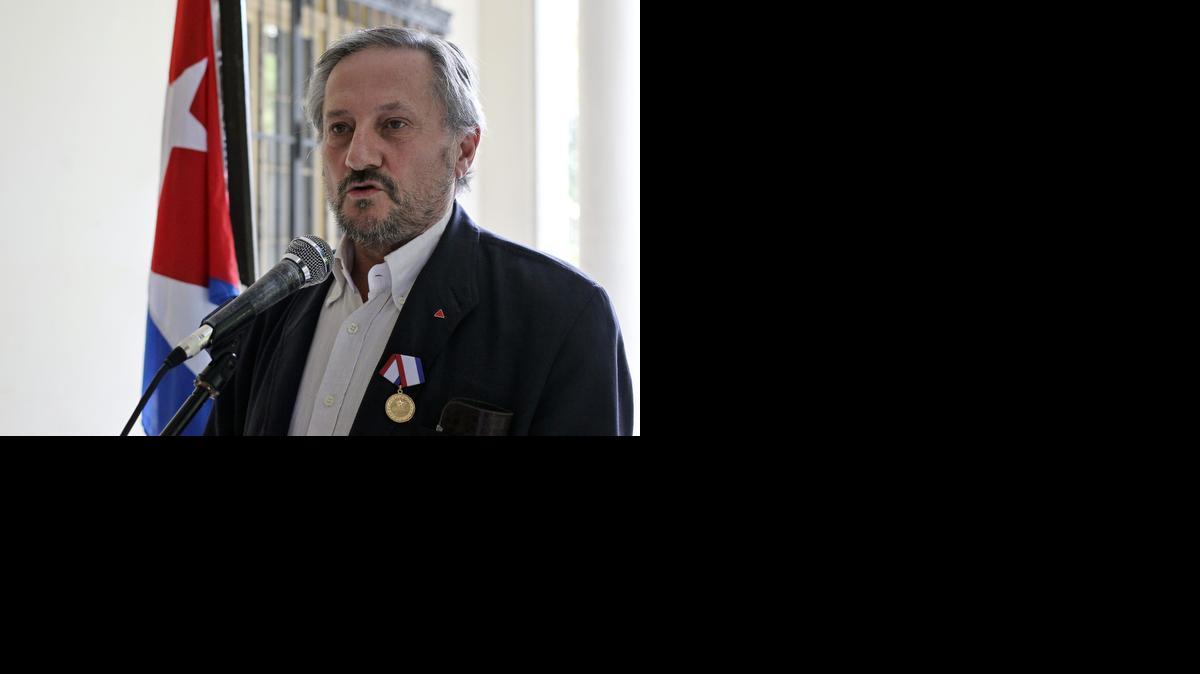 
El ex eurodiputado español del partido de Izquierda Unida (IU), Willy Meyer, pronuncia un discurso luego de ser condecorado con la medalla de la amistad por el vicepresidente del Instituto Cubano de Amistad con los Pueblos (ICAP), Fernando González.
