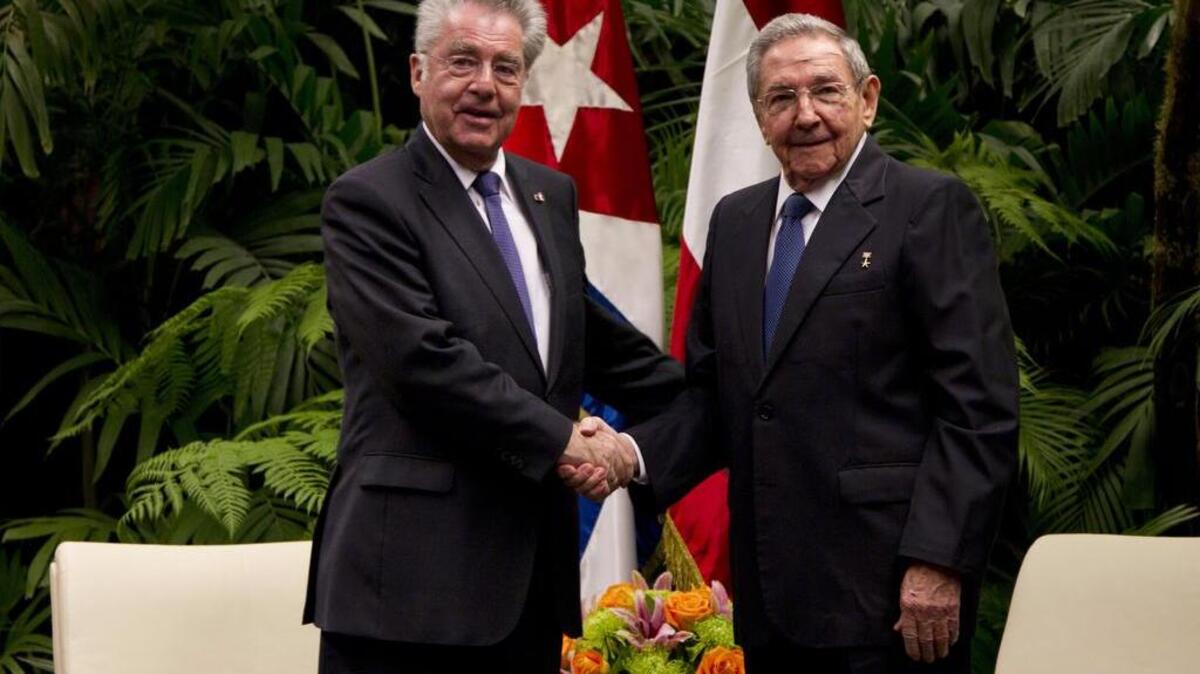 El líder de Cuba, Raúl Castro, a la derecha, y el presidente Heinz Fischer de Austria se dan la mano ante la prensa en el interior de Palacio de la Revolución en La Habana, Cuba, Miércoles, 2 de marzo de 2016.