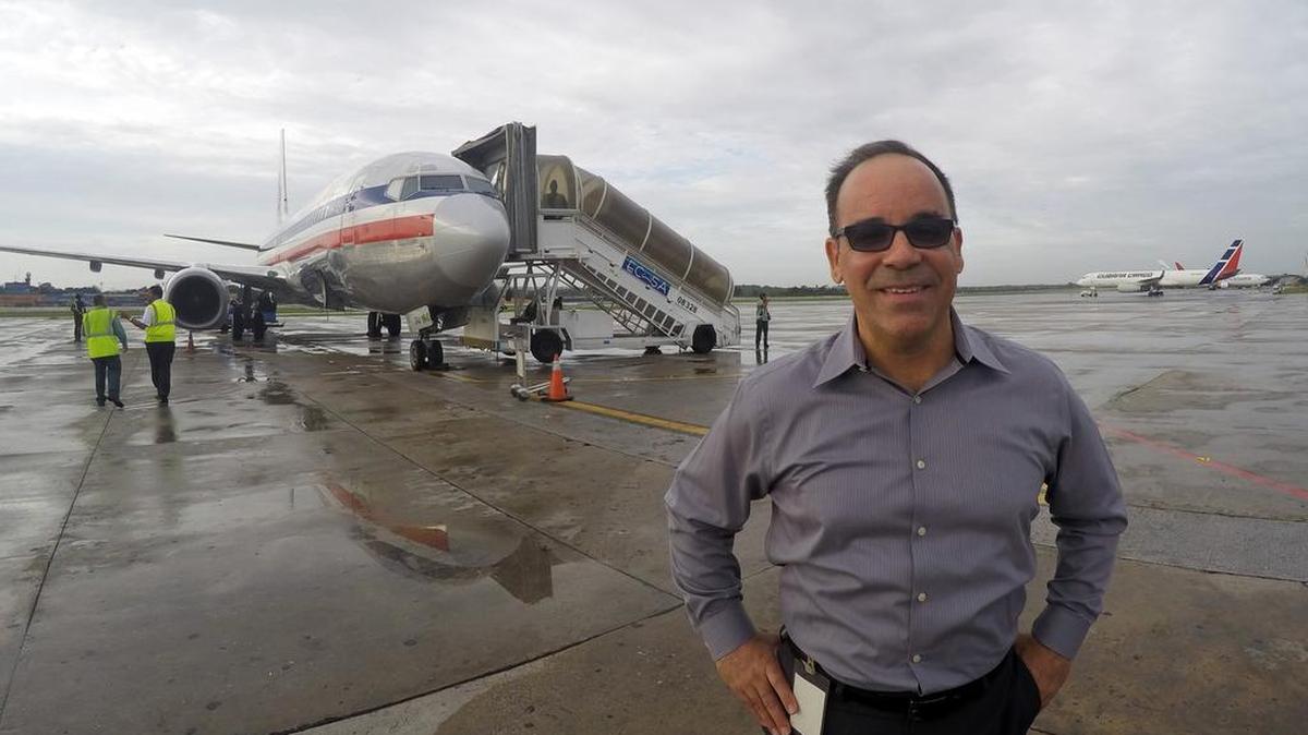 El gerente de operaciones de American Airlines en Cuba, Galo Beltrán, ante un vuelo charter operado por dicha aerolínea en el Aeropuerto José Martí.