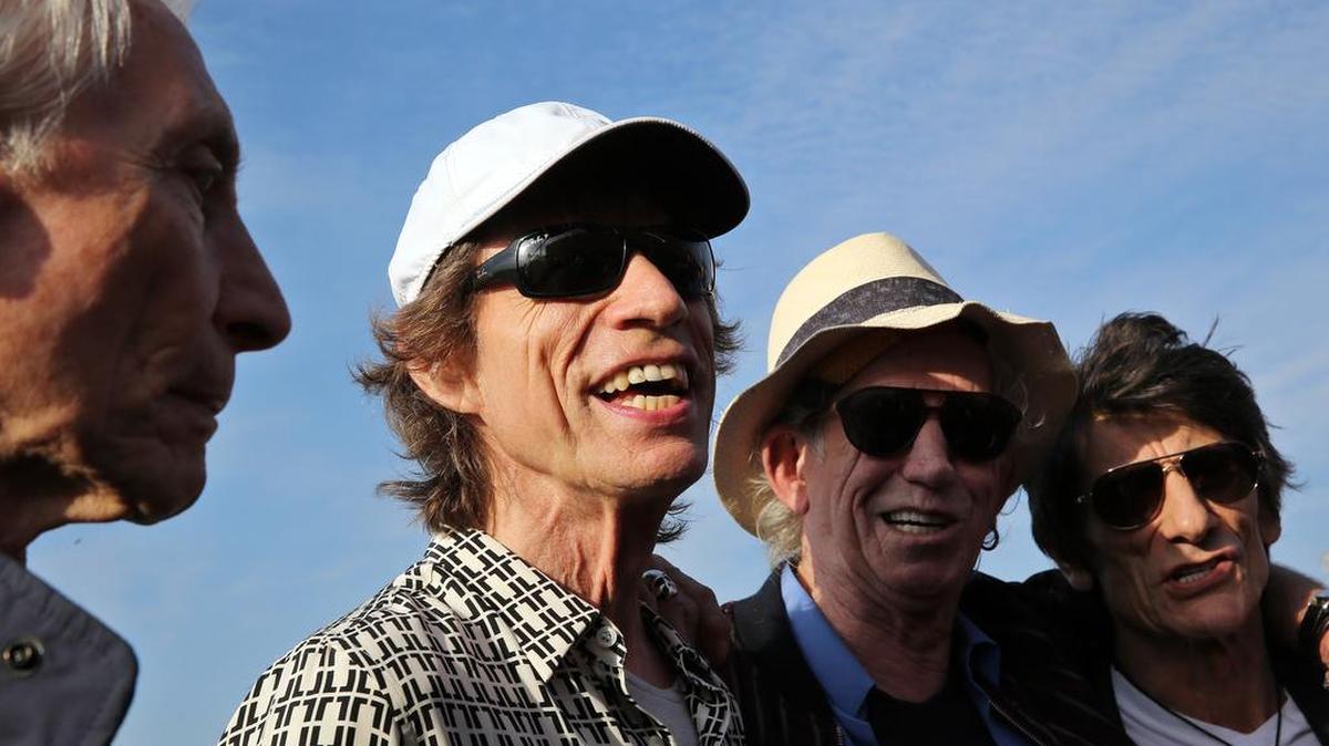 La banda británica de rock The Rolling Stones son recibidos por el viceministro cubano de Cultura, Abel Acosta (d), a su arribo este jueves 24 de marzo de 21016, a La Habana (Cuba), donde ofrecerán mañana un histórico concierto gratuito y que se espera multitudinario al ser el primero del grupo en Cuba.
