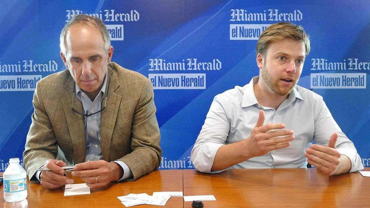 Luke Albee, asesor (izq.) y James Williams, presidente del grupo de cabildeo Engage Cuba, conversan con reporteros de el Nuevo Herald y Miami Herald, el 5 de mayo de 2015.