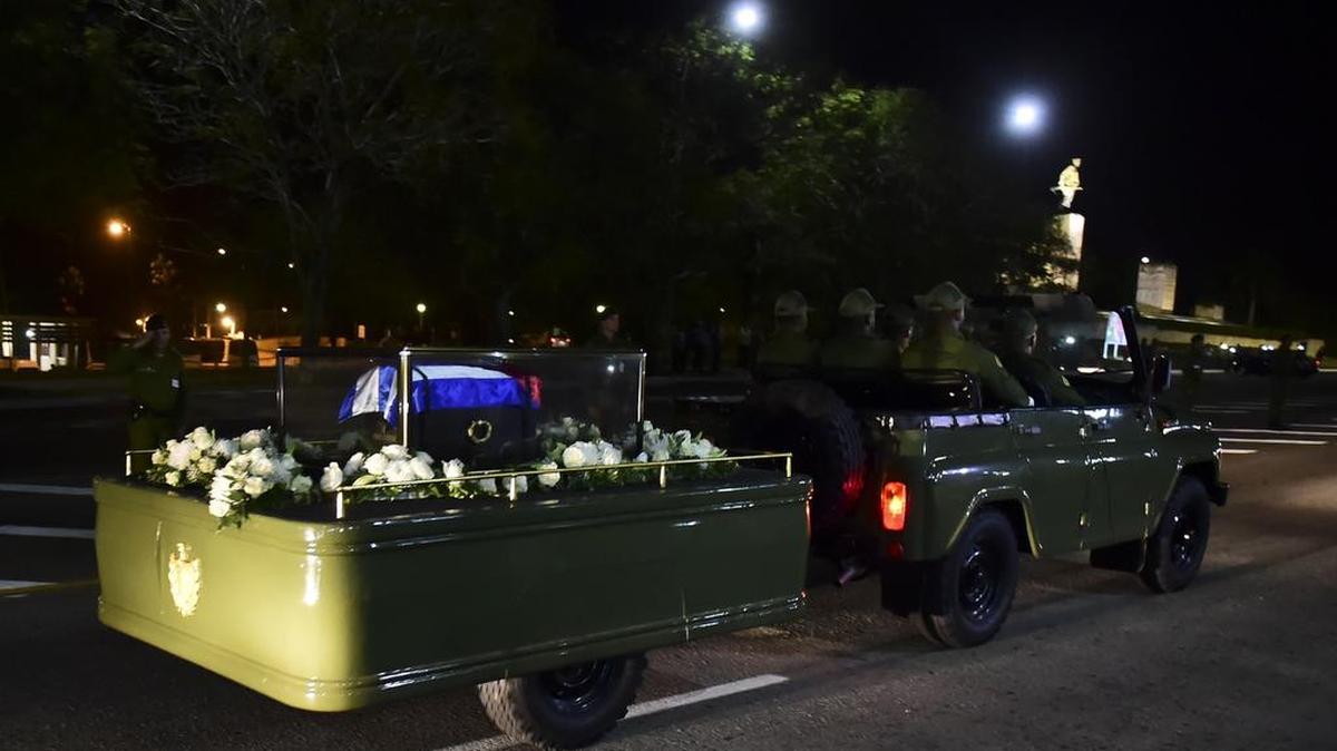 La urna con las cenizas del fallecido líder cubano Fidel Castro es conducida a través de Santa Clara durante un viaje de cuatro días por Cuba el 30 de noviembre de 2016.