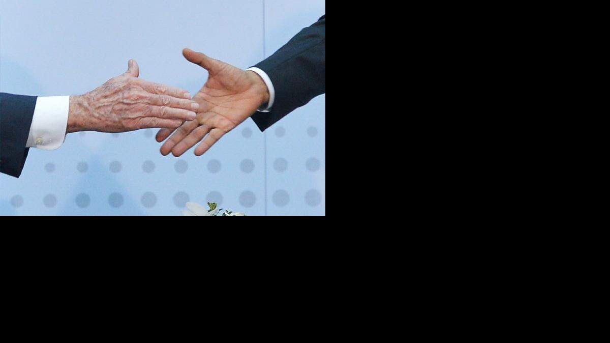 El mandatario cubano Raúl Castro y el presidente Barack Obama durante su encuentro oficial el sábado en la Cumbre de las Américas en Ciudad de Panamá.