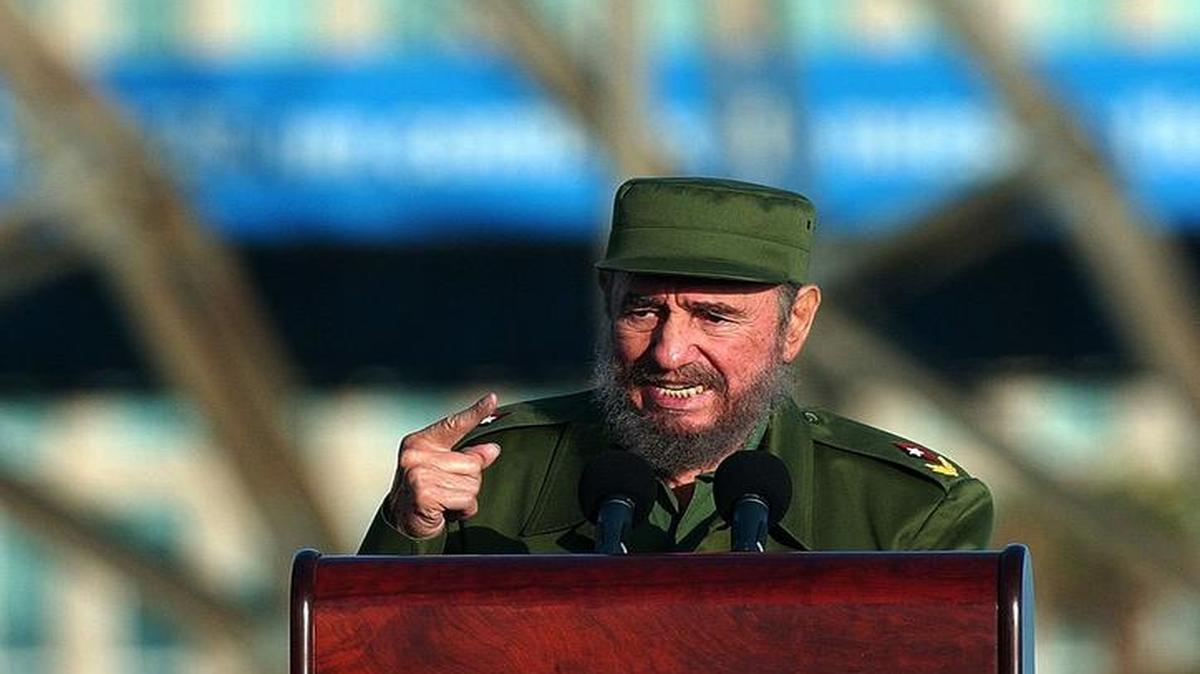 Fotografía de archivo del 14 de mayo de 2004, del líder cubano Fidel Castro, durante un evento en La Habana (Cuba).