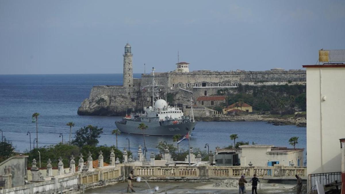El barco espía ruso Viktor Leonov entra en la bahía de La Habana en la mañana del 16 de marzo del 2018.
