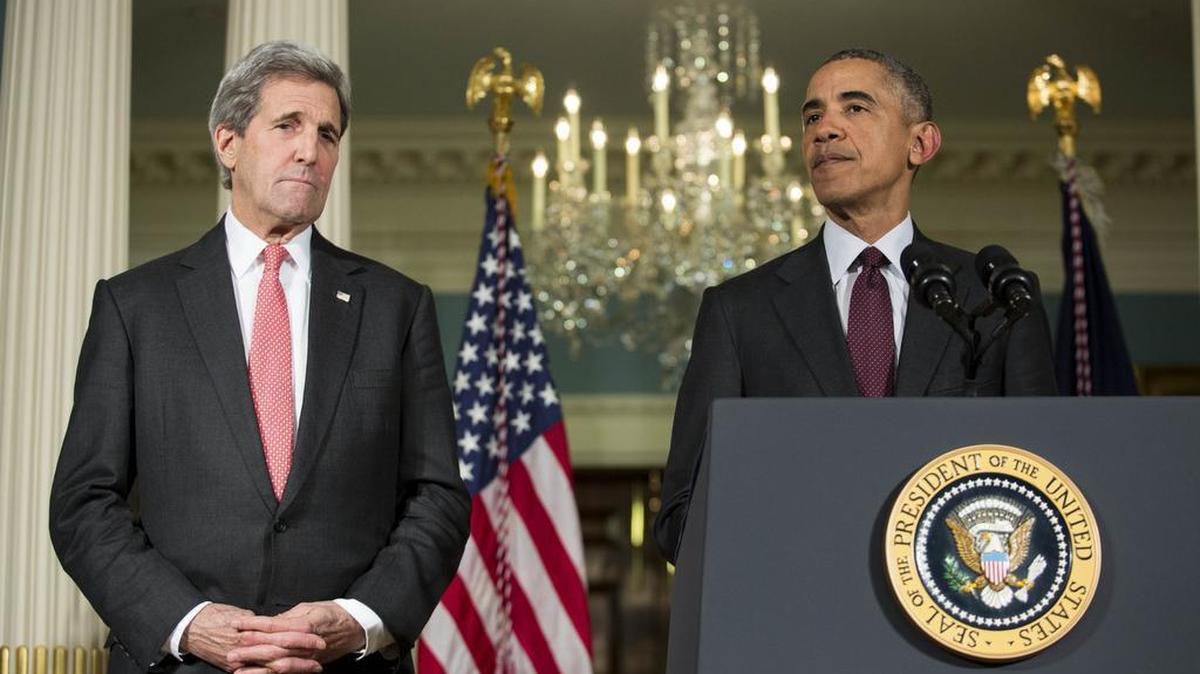 El secretario de Estado, John Kerry, acompaña al presidente Barack Obama durante una conferencia de prensa el 25 de febrero en Washington.