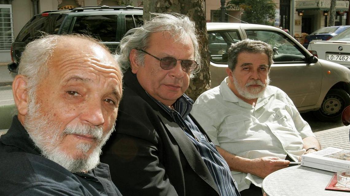 Los poetas cubanos Rafael Alcides (izq), Raúl Rivero (c) y Manuel Díaz en una foto de archivo en La Rioja, España.