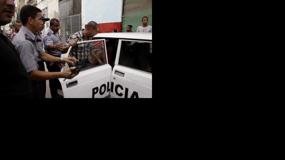 
La Comision Cubana de Derechos Humanos y Reconciliación Nacional ha informado desde La Habana la detención de cientos de activistas disidentes cada mes desde abril cuando comenzó una gran ofensiva.
