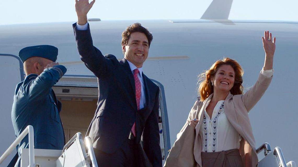 El Primer Ministro de Canadé Justin Trudeau (R) durante una ceremonia en el monumento a José Martí en la Plaza de la Revolución en La Habana, el 15 de noviembre de 2016.