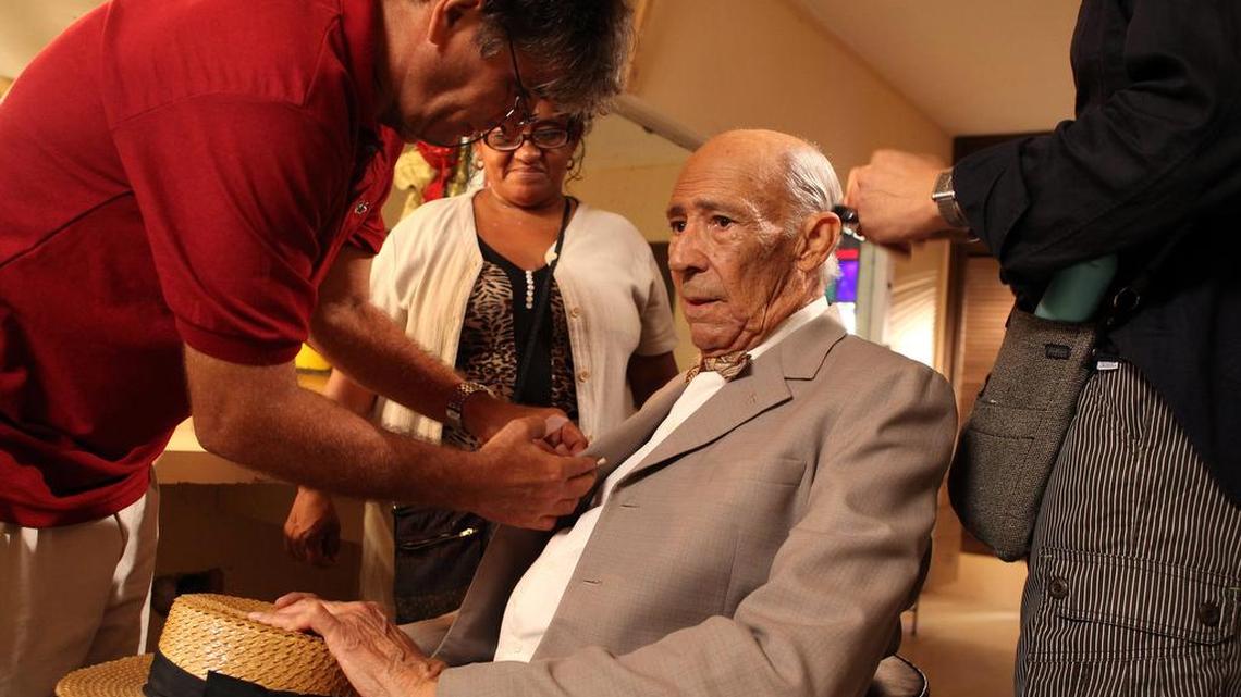 El actor cubano Reinaldo Miravalles se prepara para filmar una escena de la película “Esther en alguna parte” en La Habana. Miravalles falleció el lunes en La Habana a los 93 años.
