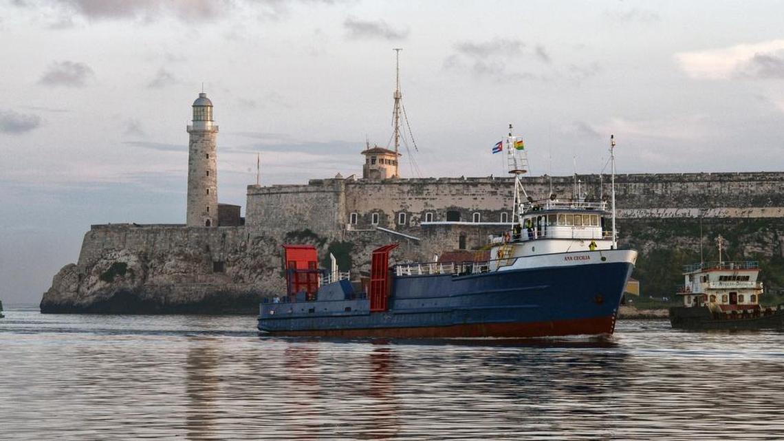 Un barco de carga estadounidense entra al Puerto de La Habana.