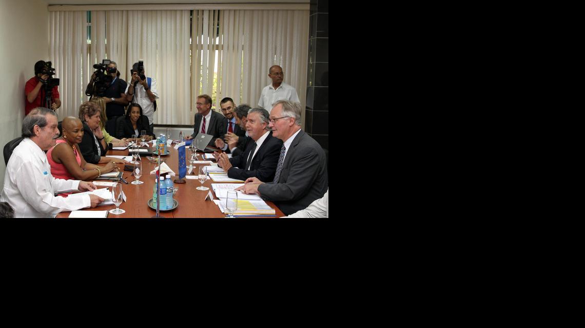 
El viceministro cubano de Relaciones Exteriores, Abelardo Moreno (izq.) y el director general para América del Servicio Europeo de Acción Exterior, Christian Leffler (der.), durante la tercera ronda de negociaciones para lograr un acuerdo bilateral.


