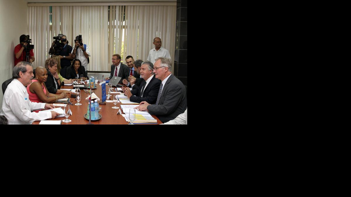 
El viceministro cubano de Relaciones Exteriores, Abelardo Moreno (izq.) y el director general para América del Servicio Europeo de Acción Exterior, Christian Leffler (der.), durante la tercera ronda de negociaciones para lograr un acuerdo bilateral.


