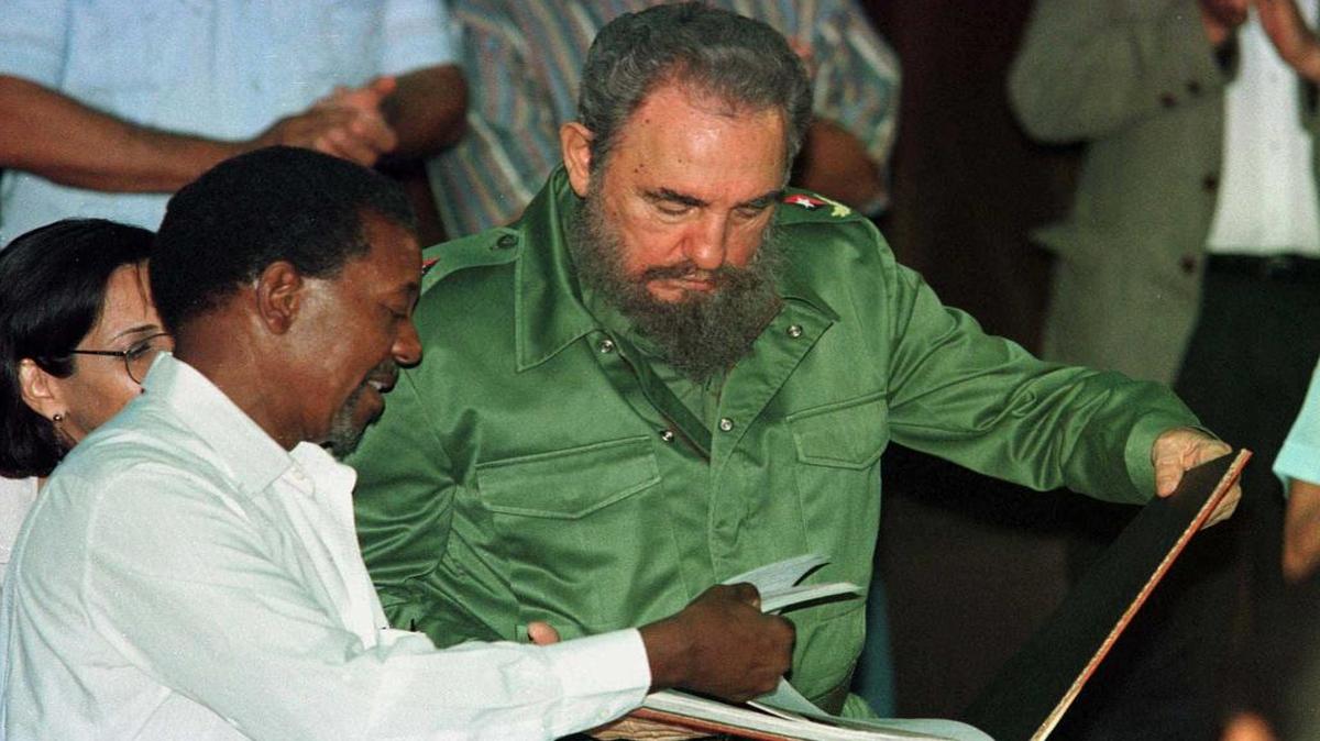 Lucius Walker, fundador de Pastores por la Paz, le entrega un libro a Fidel Castro el 19 de septiembre de 1996.