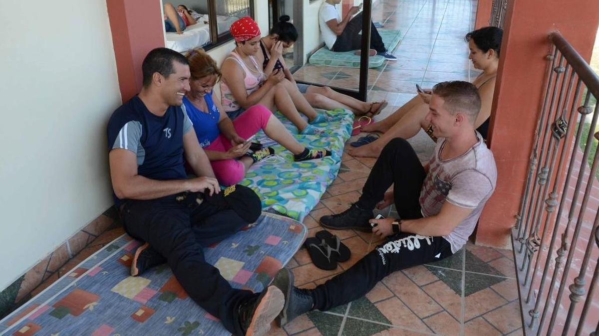 Varios cubanos descansan el 29 de diciembre en una Iglesia de Guanacaste en Costa Rica, que sirve de refugio para 35 migrantes a la espera de poder llegar a Estados Unidos.