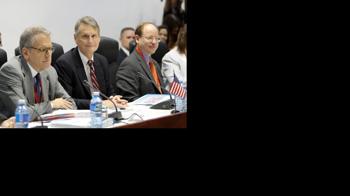 
El secretario asistente adjunto para Latinoamérica del Departamento de Estado, Edward Alex Lee (c), participa en la primera reunión EEUU-Cuba tras el anuncio del restablecimiento de sus relaciones diplomáticas hoy, miércoles 21 de enero, en La Habana (Cuba). La reunión está centrada en el tema migratorio. EFE/Ernesto Mastrascusa
