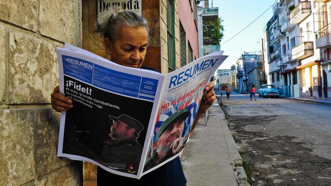 Una mujer lee un periódico con la foto en la portada del líder cubano Fidel Castro, el sábado en La Habana. Castro cumplió 90 años el 13 de agosto.