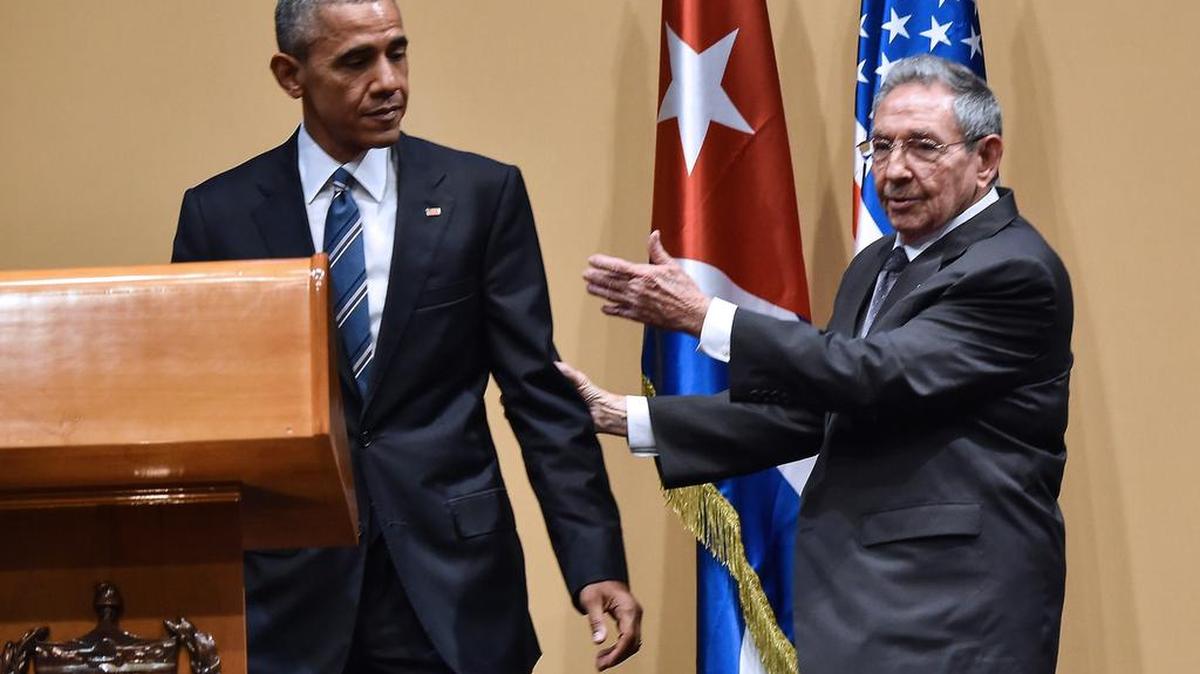 Obama y Castro minutos antes de dar declaraciones a los medios de comunicación el lunes.