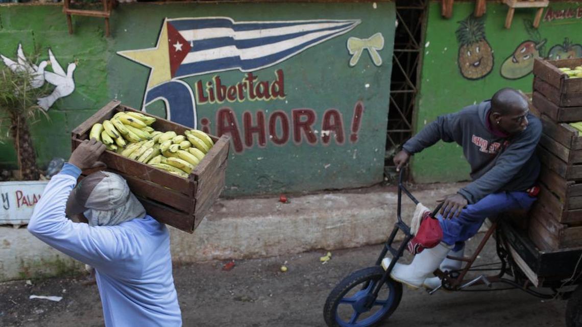 Un hombre vende plátanos por las calles de La Habana.