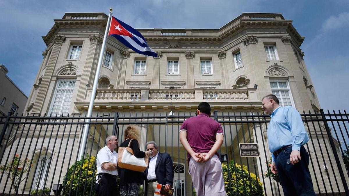 El 20 de julio del 2015 se izó la bandera en la embajada de Cuba en Washington.