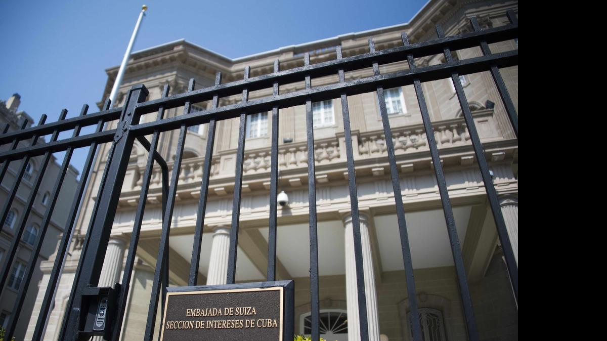 
El cartel situado en la verja, que identifica a la edificación como la Sección de Intereses de Cuba y deja clara su dependencia de la embajada en Washington de Suiza, el país que ejerció como mediador entre los dos antiguos enemigos de la Guerra Fría durante años de ausencia de relaciones diplomáticas.
