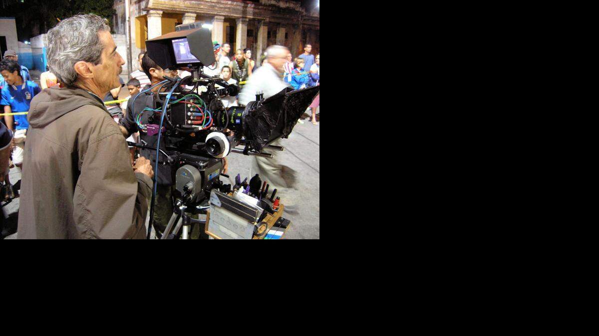 
El director de cine cubano Fernando Pérez durante la filmación de una de sus películas.
