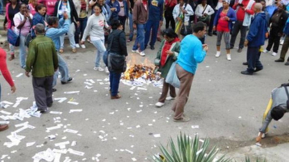 Imagen tomada de un video del acto de repudio y represión del que fueron víctimas los detenidos en Santiago de Cuba.