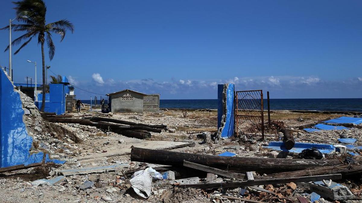 Vista de un muro destruido junto a unos postes caídos el viernes 15 de septiembre, en el poblado de Cojímar, en La Habana (Cuba), casi una semana después del paso del huracán Irma.
