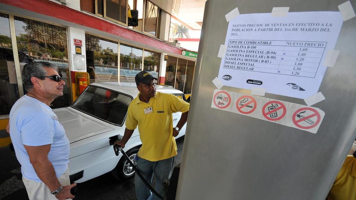 Un hombre abastece de combustible un vehículo el martes 1 de marzo de 2011.