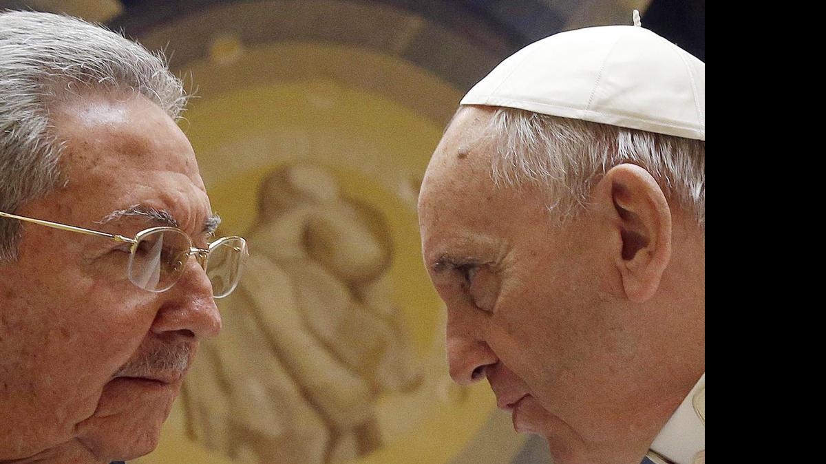 
El gobernante de Cuba, Raúl Castro, elogió este domingo al papa Francisco por “su sabiduría y su modestia”, aseguró que lee “todos sus discursos” y dijo que “si sigue así”, él mismo regresará a la Iglesia Católica.

