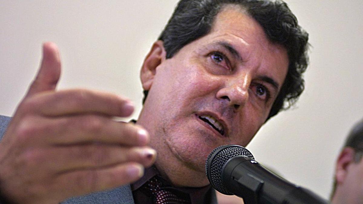 
El disidente cubano Oswaldo Paya, hablá sobre los aspectos del Proyecto Varela con miembros de la comunidad cubanoamericana de Miami, en el 2003.
